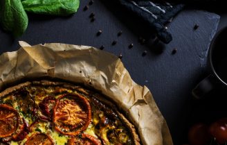 Klassieke quiche van tomaat en spinazie