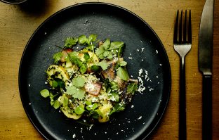 Aardappelsalade met haring en wilde kruiden