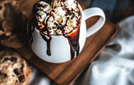 Warme chocolademelk met vanille en marshmallows