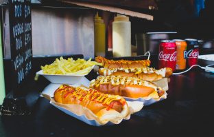 Hotdogs om je vingers bij op te eten