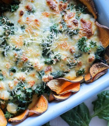 Heerlijke zoete aardappel schotel met mozzarella en spinazie