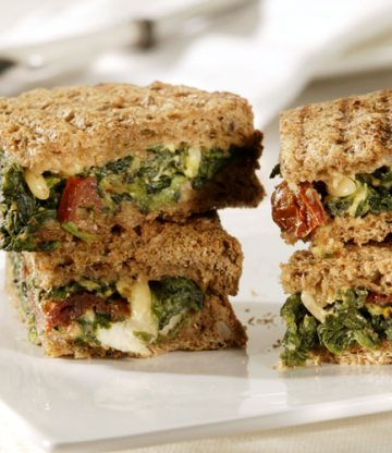 Gezonde tosti met mozzarella en spinazie