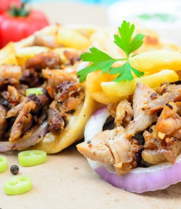 Griekse kip gyros met tzatziki saus en pitabroodjes