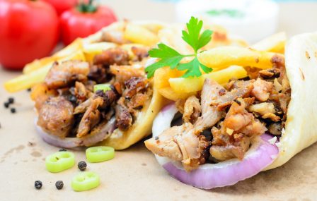 Griekse kip gyros met tzatziki saus en pitabroodjes