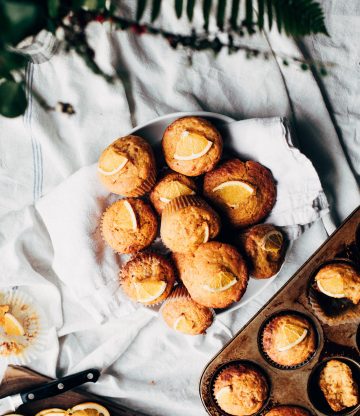 Luchtige sinaasappel muffins voor bij de koffie