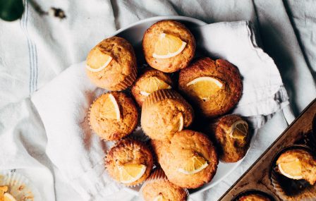 Luchtige sinaasappel muffins voor bij de koffie