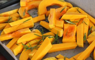 Geroosterde groente met hazelnoot crumble