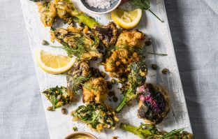 Knapperige bloemkool tempura met ansjovis mayonaise