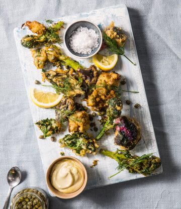 Knapperige bloemkool tempura met ansjovis mayonaise