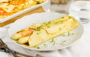 Asperges in Parmezaan-flensjes uit de oven