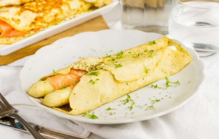 Asperges in Parmezaan-flensjes uit de oven