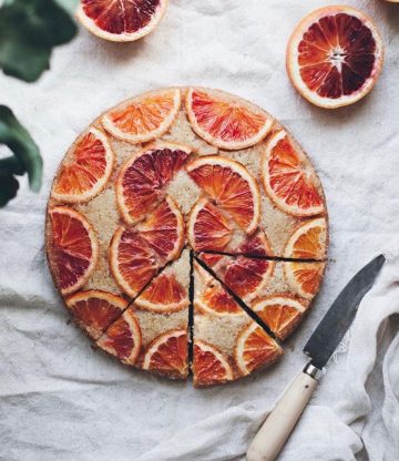 Cake van bloedsinaasappels & bramen met warme stroop