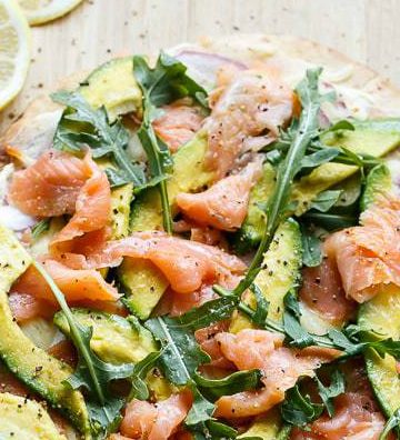 Gerookte zalmpizza met avocado.