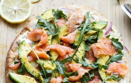 Gerookte zalmpizza met avocado.