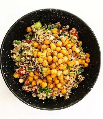 Quinoa salade met kikkererwten en fetakaas