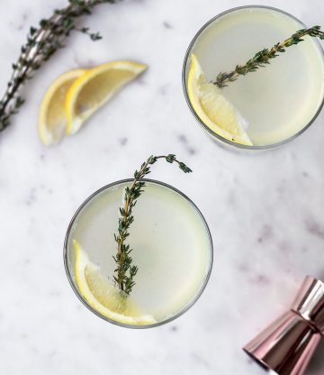 Dry January: French 75 mocktail met citroen garnering
