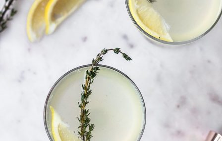 Dry January: French 75 mocktail met citroen garnering