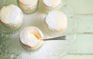 Zoete soufflé met frambozenpuree