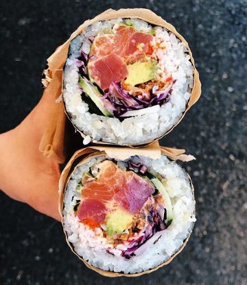 Sushirrito met zalm en sriracha mayonaise saus