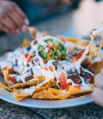 Nachos uit de oven met vegan kaas, jalapeños en guacamole