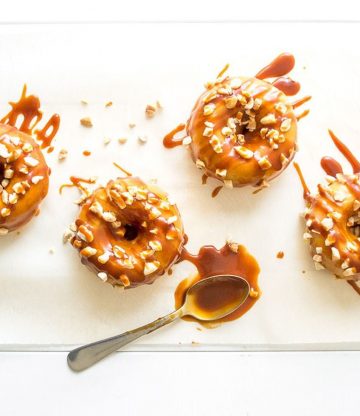 Donuts met whisky vanille glazuur en whisky karamelsaus