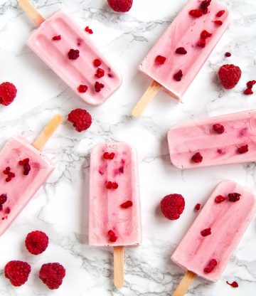 Ijsjes van frambozen, chiazaad, amandelmelk en granaatappel