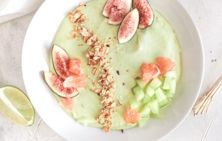 Frisse smoothie bowl van komkommer, grapefruit en vijgen