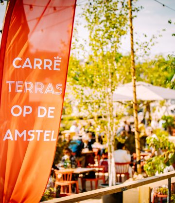 ZWOELE ZOMERAVOND OP AMSTERDAMS’ MOOISTE (CARRE) TERRAS
