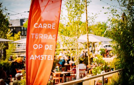 ZWOELE ZOMERAVOND OP AMSTERDAMS’ MOOISTE (CARRE) TERRAS