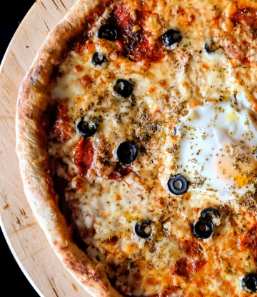 Deep dish pizza met Sweet Heat Hot Honey