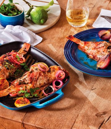 Mediterraans genieten – gegrilde vis gevuld met citroen, kappertjes en kruiden