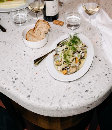 Petit Caron heropent naast Café Caron