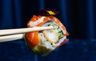 🌸 Ryo opent aan de NDSM-werf: waar sushi, stijl en stadse energie samensmelten