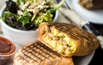 Breakfast burrito’s met tomaat-avocado salsa