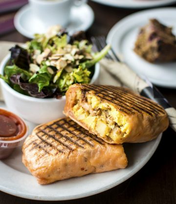 Breakfast burrito’s met tomaat-avocado salsa