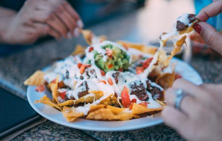 Bankhangen met pizza nacho’s